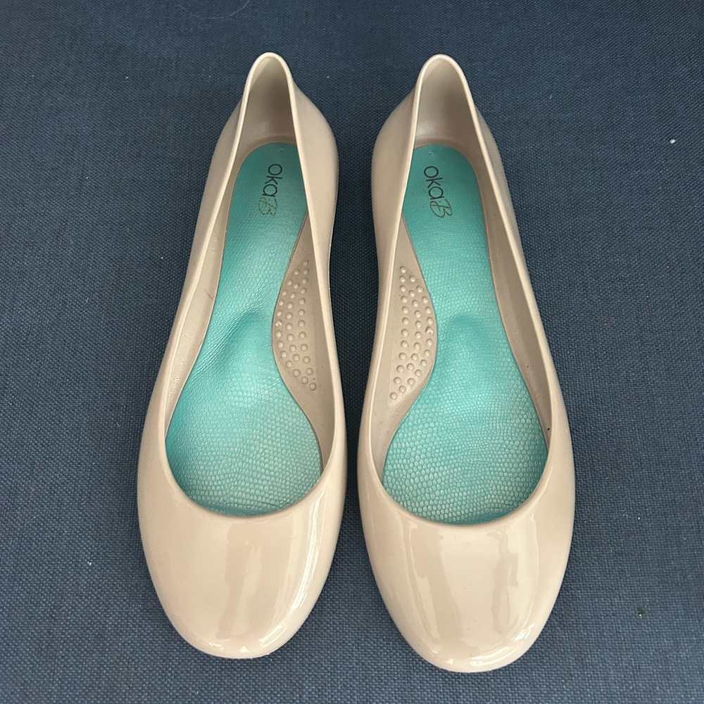 OKA b. Women's Beige Glossy Flats